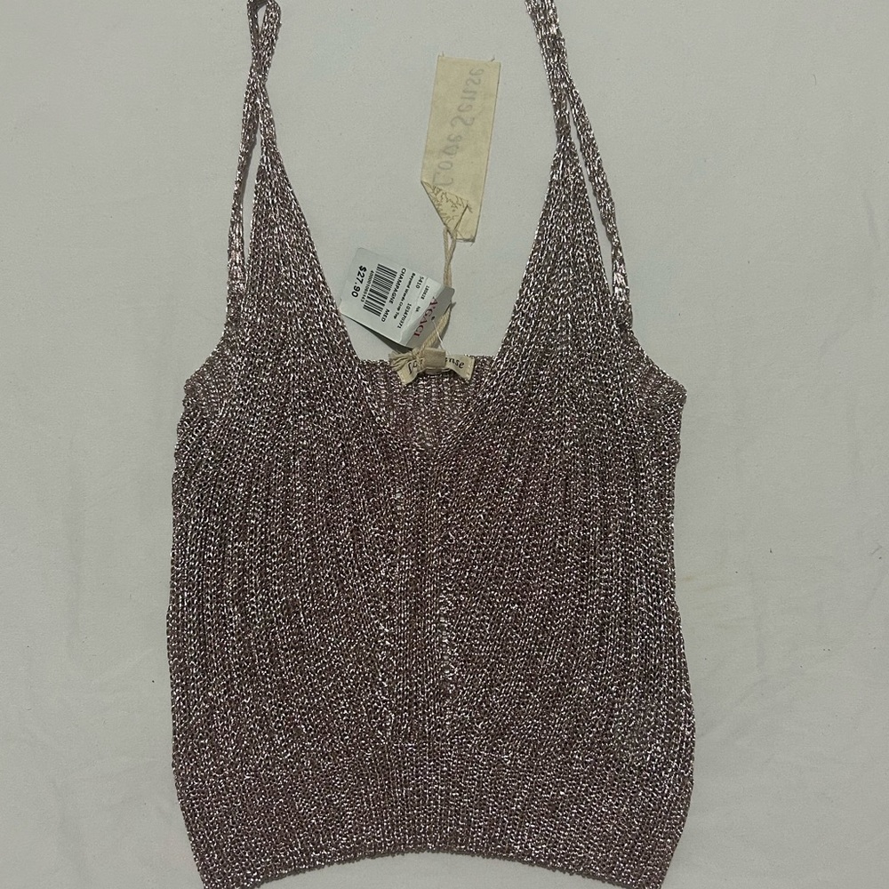 beautiful shirt, simple which can be used both for the beach and for the night.